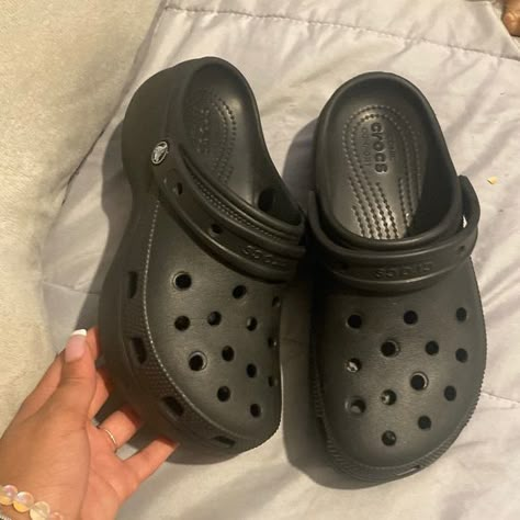 black platform crocs Crocs Black Platform, Black Crocs Aesthetic, Black Crocs Outfit, Black Platform Crocs, Christmas Wishlist Clothes, Matching Crocs, Crocs Platforms, Crocs Aesthetic Outfit, Back Too School