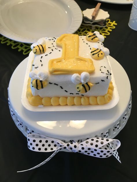 Smash cake for bumblebee theme Bee Birthday Theme, Bee Birthday Cake, Bumble Bee Cake, Bee Themed Birthday Party, Bumble Bee Birthday, Bee Birthday Party, Bee Cakes, Winnie The Pooh Birthday, Girl Birthday Themes