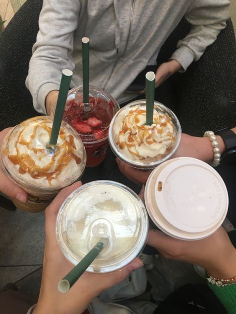 Starbucks Drinks With Friends, Starbucks With Friends, Starbucks Photography, Vanilla Bean Frappe, Starbucks Aesthetic, Morning Juice, Bucket List Book, Coffee Party, Cold Coffee