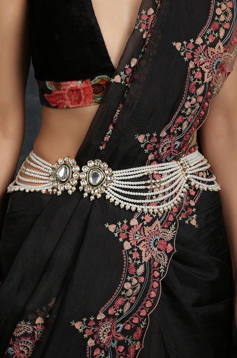 Indian Waist Belt, Waist Chain Indian, Kundan Design, Belts Design, Lehenga Skirts, Indo Western Dresses, Indian Wardrobe, Saree With Belt, Ruffle Sarees