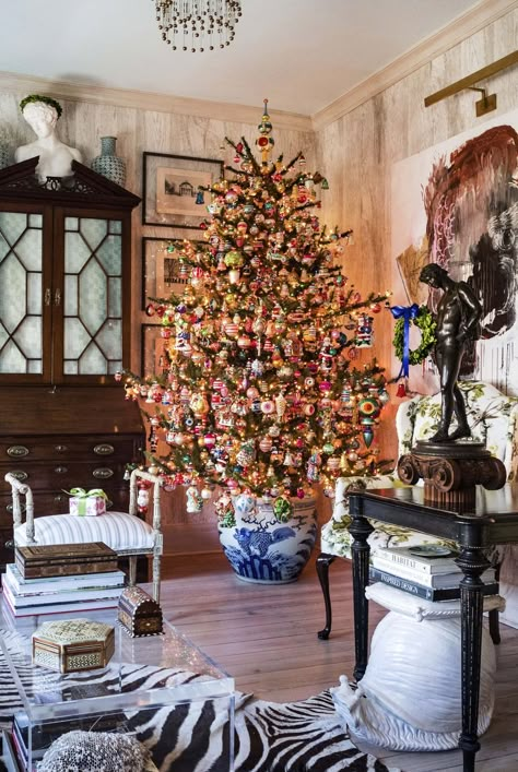 Charleston Christmas, Chinoiserie Christmas Tree, Chinoiserie Christmas, Christmas Interiors, Christmas Tree Inspiration, Decor Thanksgiving, Christmas Inspo, Colorful Christmas Tree, Holiday Decorating