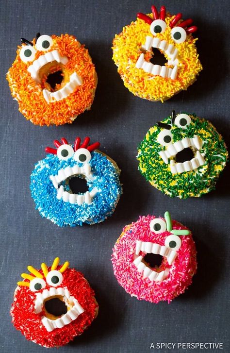 Festive Halloween Monster Donuts | ASpicyPerspective.com Monster Themed Food, Monster Snacks, Scary Halloween Food, Halloween Donuts, Dog Bread, Easy Halloween Food, Halloween Treats Easy, Edible Crafts, Monster Birthday