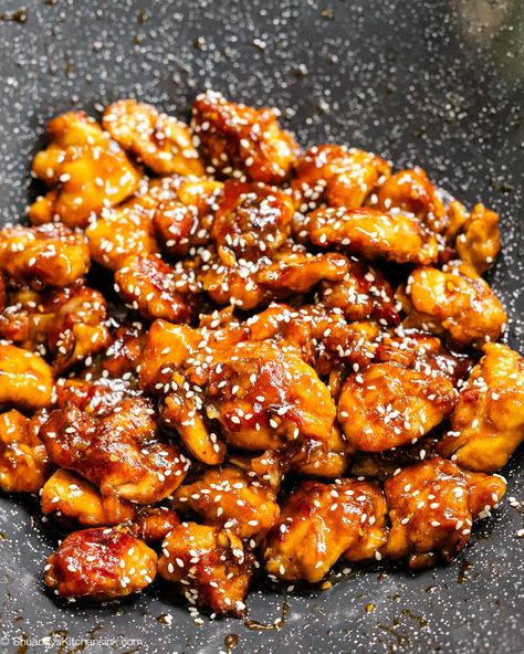 Tender, juicy chicken with a crispy breading, fried to golden brown and tossed with a sweet and savory sesame sauce. This quick and easy better-than-take-out sesame chicken recipe is sure to become a favorite of my family and the SKS community. Try it and Let me know what you think in the comment below! Sesame Chicken Recipe, Sesame Sauce, Japanese Recipes, Sesame Chicken, Homemade Snacks, Juicy Chicken, Sweet And Savory, Asian Cooking, Clean Recipes