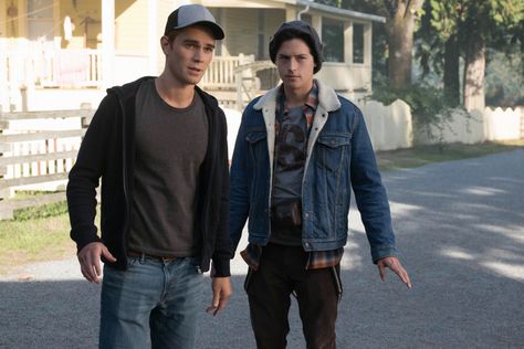 Riverdale (2017) Archie And Jughead, Archie Jughead, Cole Sprouse Jughead, Kj Apa, Archie Andrews, Jughead Jones, Riverdale Cast, Smallville, Archie Comics