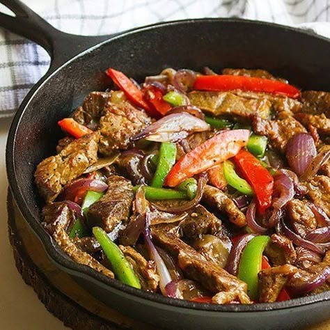 The Best Pepper Steak with Onions (Quick Recipe) - Munaty Cooking Pepper Steak With Onions, Pepper Steak Recipe Easy, Peper Steak, Pepper Steak And Onions, Steak With Onions, Pepper Steak Recipe, Steak And Onions, Chuck Steak, Easy Steak Recipes