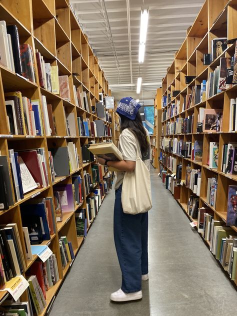 Booktok Aesthetic Outfits, Cute Outfits With Bandanas, Book Date Outfit, Bandanna Aesthetic, Hair Bandana Outfit, Bookstore Outfit Aesthetic, Book Shopping Outfit, Bandana Outfits For Women, How To Style A Bandana