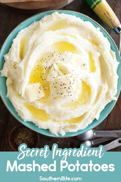 This super quick and easy recipe for Mashed Potatoes has a secret ingredient that makes them smooth, creamy, and super velvety!  They're the best! Secret Ingredient Mashed Potatoes, Southern Mashed Potatoes, Mashed Potatoes For Two, Mashed Potatoes Recipe Easy, بطاطس مهروسة, Cream Cheese Mashed Potatoes, Cooktop Cove, Holiday Recipies, Potatoe Recipes