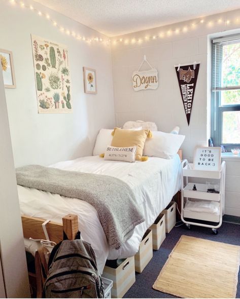 3 Person Dorm Room Layout, Yellow Dorm Room Ideas, Yellow Dorm Room, Mizzou Dorm, White Dorm Room, Dorm Room Aesthetic, University Apartment, Dorm Room Layouts, Minimalist Dorm