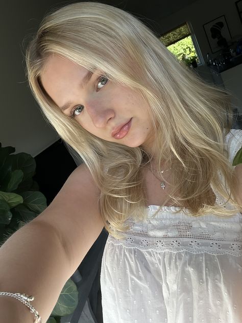 Blonde Scandinavian girl 💗- Scandic style, silver jewellery, summer vibes, OOTD, outfit inspo, hair inspo, clean girl makeup Scandinavian Hair, Scandi Girl, Jewellery Summer, Clean Girl Makeup, Rom Coms, Inspo Hair, Pale Girl, Cool Blonde Hair, Indie Girl