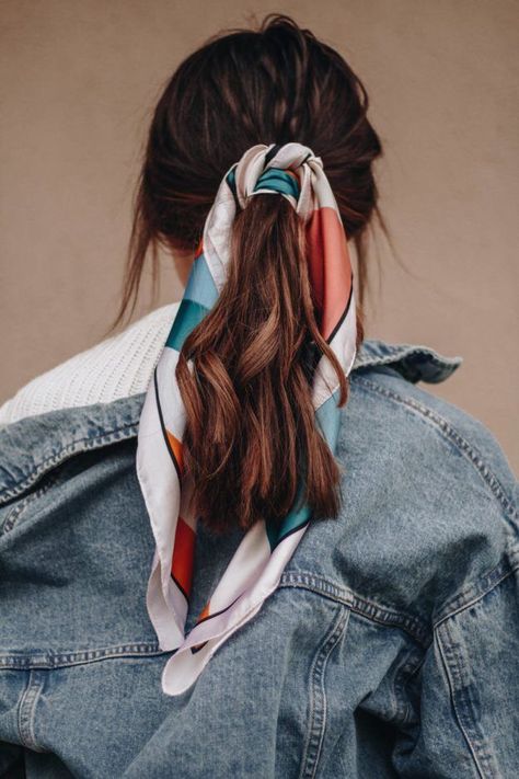 Beach Day Hair, Bandana Hairstyles Short, Short Hair Outfits, Hair Scarf Styles, Ways To Wear A Scarf, Penteado Cabelo Curto, Mode Inspiration, Scarf Hairstyles, Hair Accessories For Women