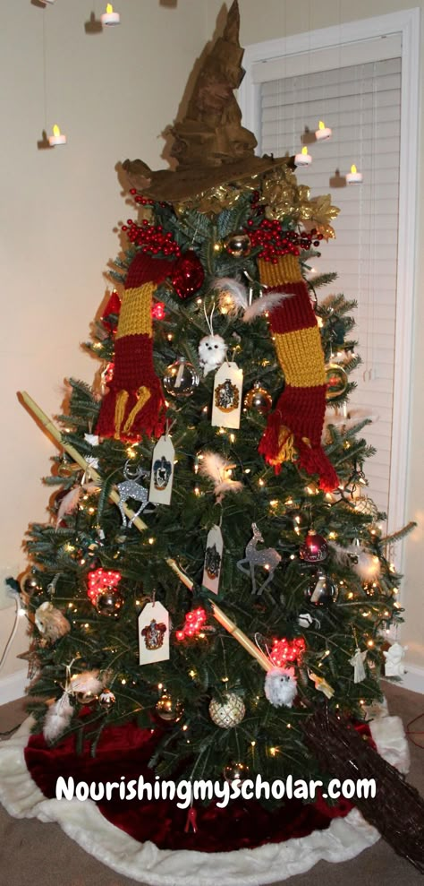 Harry Potter Christmas Tree! Harry Potter Garland, Harry Potter Decorations, Harry Potter Weihnachten, Hp Christmas, Nerdy Christmas, Harry Potter Christmas Decorations, Harry Potter Christmas Tree, Amazing Christmas Trees, Tree Man