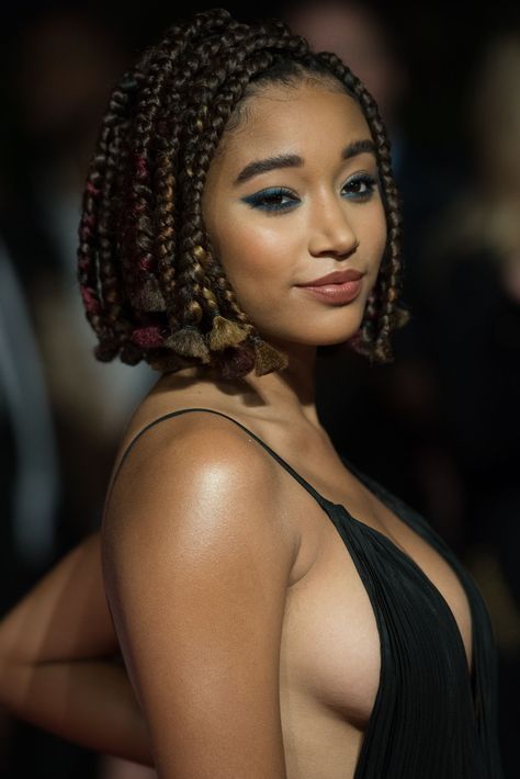 Amandla Stenberg wore a Valentino Spring 2019 black v-neck gown to the premiere of "The Hate U Give" during the 2018 BFI London Film Festival. Amandla Stenberg Wallpaper, Tattoo Photoshoot, Amandla Stenberg, Party Make-up, London Film, London Film Festival, Hottie Women, Artistic Hair, Black Braids