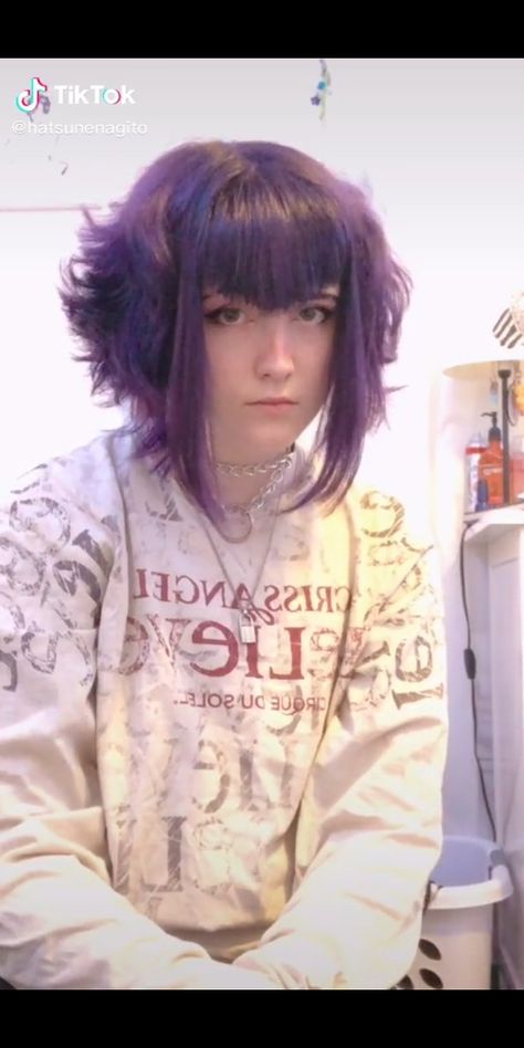 Cute Short Goth Haircuts, Unique Alt Haircuts, Short Kawaii Haircuts, Hair Grunge Short, Alt Female Haircuts, Jellyfish Haircut Alt, Split Dye Ombre Hair, Alt Hairstyles Medium Hair, Boyish Side Tails Hair