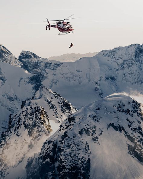 Zermatt Switzerland Skiing, Swiss Alps Skiing, Helicopter Skiing, Helicopter Pilot, History Of Time, Outdoor Watch, Pilot Mountain, Helicopter Pilots, Zermatt Switzerland