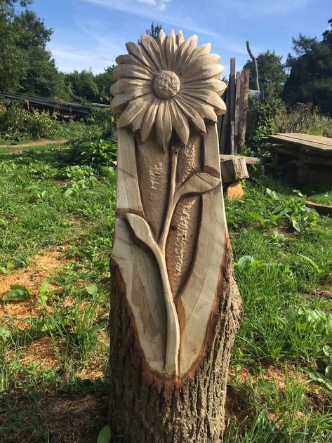 Tree Trunk Carving Ideas, Garden Design Aesthetic, Carved Tree Stump, Fox Carving, Chainsaw Carving Patterns, Chainsaw Sculpture, Chainsaw Wood Carving, Log Planter, Carved Flowers