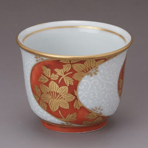 Ishikawa Prefecture Kutani Ware Guinomi Cup, Gold-Painted Porcelain, Arabesque Flowers Asian Crafts, Kutani Porcelain, Imari Porcelain, China Painting, Japanese Porcelain, Japanese Pottery, Porcelain Cup, Japanese Crafts, Japanese Ceramics