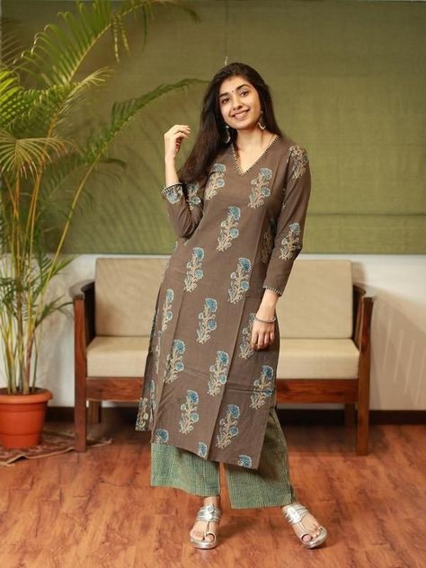 Cotton Dress Pattern, Salwar Neck Designs, Stylish Kurtis Design, Indian Kurti Designs, Kurtas For Women, Kurta Patterns, Churidar Designs, Simple Kurta Designs, Kurti Patterns