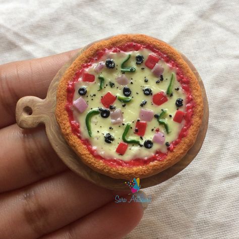 Miniature clay pizza #saraartisanat #clayminiatures #fakefood #fridgemagnets #minifood #polymeclayminiatures #foodpictures #miniaturefood #miniaturepizza Pizza With Clay, Pizza Clay Art, Miniature Clay Food, Campfire Drawing, Clay Fridge Magnets, Clay Pizza, Clay Fridge, Miniature Pizza, Miniture Food