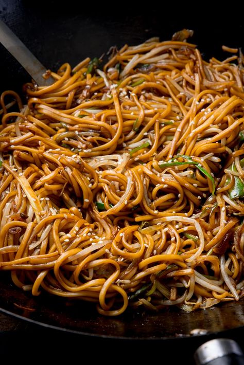 A tasty, simple and quick side dish of noodles stir-fried with soy sauce, garlic and beansprouts. Stir Fry Noodle Sauce, Noodle Sauce Recipe, Roast Dinner Sides, Soy Sauce Stir Fry, Stir Fry Sauce Easy, Quick Side Dish, Soy Sauce Garlic, Kitchen Sanctuary, Fried Rice With Egg