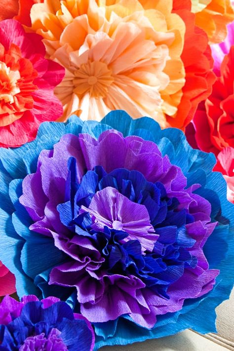 mexican-paper-flowers Mexican Tissue Paper Flowers, Mexican Paper Flowers, Tissue Paper Flowers Diy, Easy Flowers, Tissue Flowers, Diy Flores, Mexican Flowers, Mexican Party Theme, Easy Paper Flowers