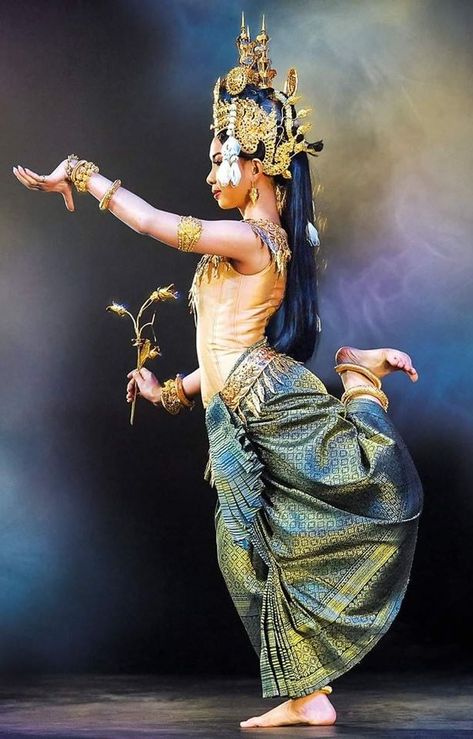 Cambodia Apsara, Apsara Khmer, Cambodian Culture, Khmer Tattoo, Khmer Culture, Cambodian Art, Dance Photography Poses, Poses Dance, Asian History