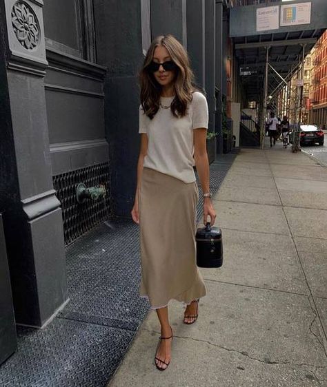 Beige Skirt Outfit, Slip Skirt Outfit, Simple Summer Outfits, 2020 Fashion Trends, Fresh Outfits, Slip Skirts, Fashion Blogger Style, Women Street, Slip Skirt