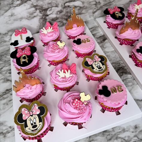 Happy Tuesday! Check out these adorable minnie mouse cupcakes 🎀 We’re now accepting orders and have replied to all inquiries made during our break as of this morning. Thank you for your patience! #minniemouse #minniemouseparty #minniemousecupcakes #custom #mn Minnie Mouse Cupcakes Ideas, Minnie Mouse Food Ideas Birthday Parties, Cupcakes Minnie Mouse, Disney Cupcakes, Mouse Cupcakes, Minnie Mouse Cupcakes, Girl Cupcakes, Cupcake Icing, Minnie Mouse Party