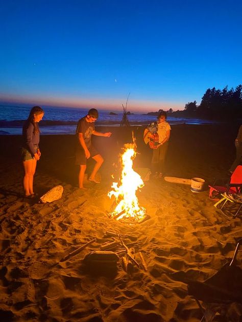 Camping Aesthetic Campfire On Beach, Beach Campfire Aesthetic, Group Camping Aesthetic, Beach Camping Aesthetic, Tent Camp Set Up Ideas, Campfire Aesthetic, Beach Campfire, Campfire Night, Camping Date