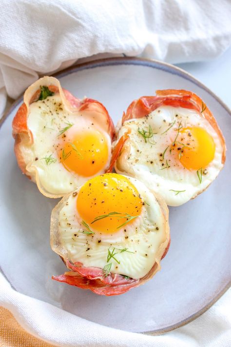 Prosciutto Egg Cups Recipe - Sweet CS Designs. Food Mediterranean, Egg Spinach, Baked Egg Cups, Egg Cups Recipe, Egg Cups Breakfast, Bacon Breakfast, Egg Recipes For Breakfast, Recipe Sweet, Low Carb Breakfast Recipes