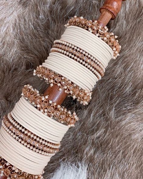 Brown Bangles Set, Punjabi Accessories, Wedding Jewellery Designs, India Trip, Wedding Jewelry Sets Bridal Jewellery, Indian Wedding Jewelry Sets, Indian Bridal Jewelry Sets, Antique Jewellery Designs, Fancy Jewellery Designs