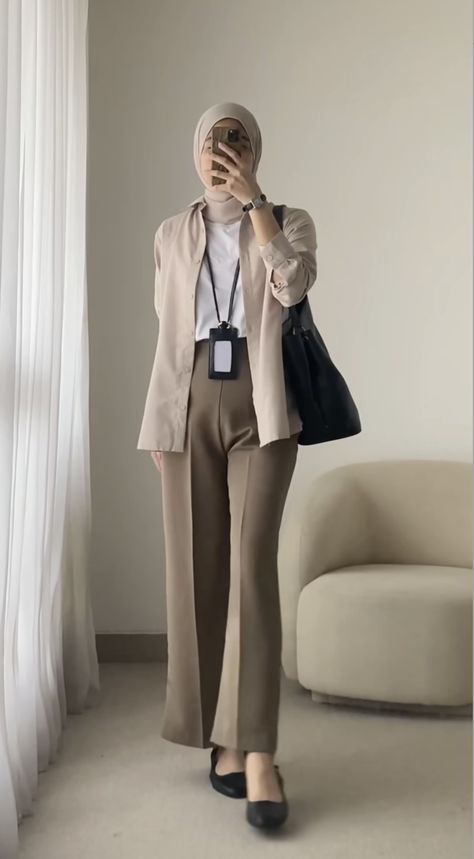 Classy Hijab Outfits, Modest Work Outfits, Pengantin Modern, Kulot Pants, Model Celana, Outfit Ngampus, Office Wears, Women Office Outfits, Ootd Simple