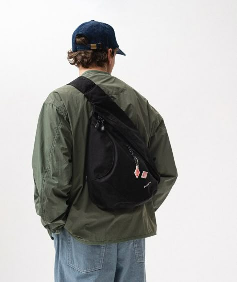 Sling Bag Styling, Mens Crossbody Bag Outfit, Cross Body Bag Outfit Men, Sling Bag Mens Outfit, Men’s Bags, Man Cross Body Bag, Mens Cross Body Bag Street Style, Body Bag Outfit, Messenger Bag Outfit