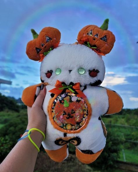 Creepy Stuffed Animals, Sock Dolls, Beautiful Pumpkins, Halloween Crafts Decorations, 3 Pm, Art Prompts, Cute Monsters, Anime Dolls, Cute Stuffed Animals