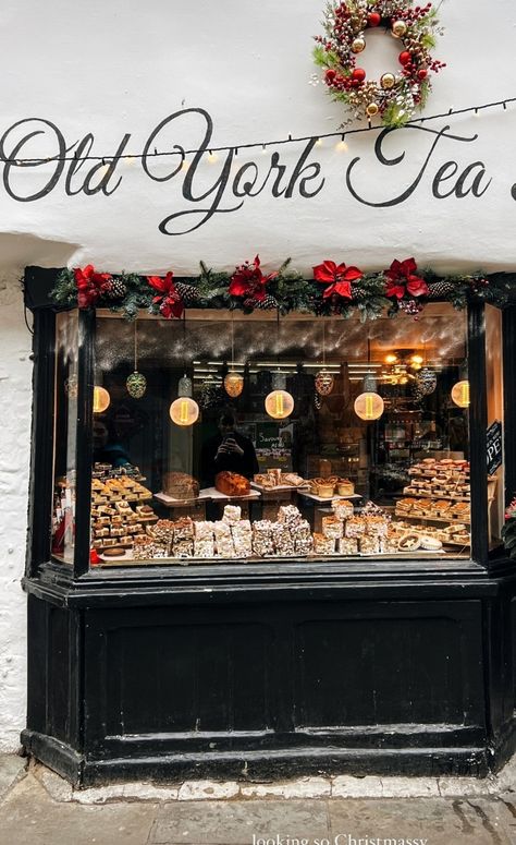 Christmas Cafe Aesthetic, Counter Christmas Decor, Christmas Bakery Shop, Christmas Theatre, Christmas Cafe, Bakery London, Winter Lodge, Bakery Store, Beautiful Winter Scenes