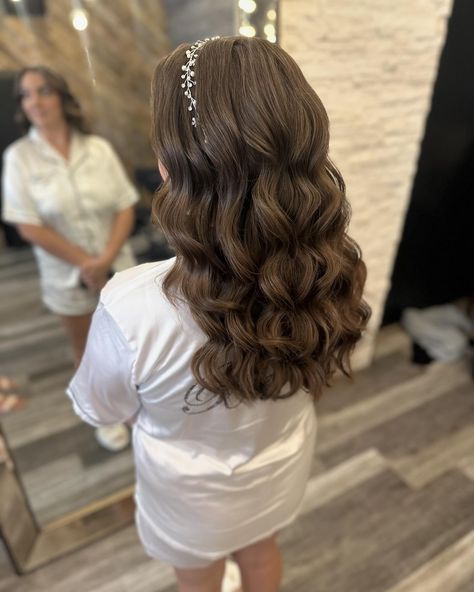 Who says you can’t leave your hair fully down on your wedding day?? Makeup by the sweetest @beautybyadelinellc #bride #bridalhair #curls #fluffycurls #nwihair #nwiwedding #hairvine #headband #bridalglam Curls With Headband, Headband Curls, Fluffy Curls, Wedding Day Makeup, Day Makeup, Hair Vine, On Your Wedding Day, Bridal Hair, Wedding Day