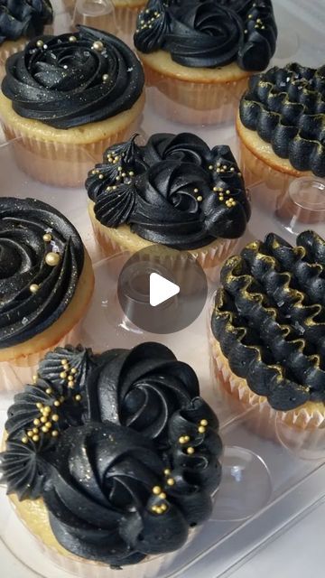 Cupcakes With Black Frosting, Black And Gold Cupcakes, Glam Cupcakes, 1m Piping Tip, Black And Gold Cake, Black Cupcakes, Cupcake Piping, Black Cocoa, Piping Tip