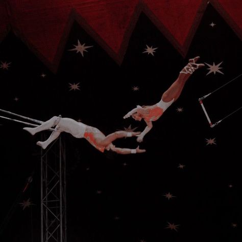 Old Circus Aesthetic, Dark Carnival Aesthetic, Circus Magician, Circus Core, Caraval Aesthetic, Circus Aesthetic, Trapeze Artist, The Night Circus, Dark Circus