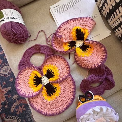 Crochet a beautiful Pansy Tote Mini bag with this easy-to-follow PDF pattern. Perfect for beginners and advanced crocheters Pansy Crochet Bag, Crochet Pansy Bag, Crochet Pansy Pattern Free, Crochet Pansy, Crochet Poppy, Stylish Crochet, Tote Pattern, Crochet Patterns For Beginners, Crochet Bag Pattern