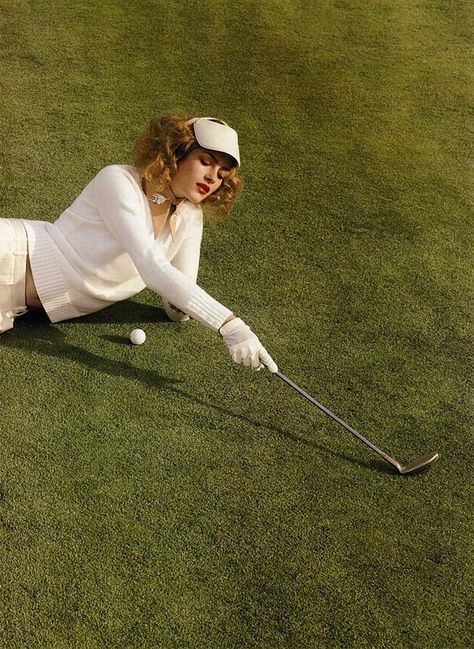 Vogue Karen O'neil, Fashion Photography Editorial Vogue, Vogue Photography, Editorial Vogue, Golf Pictures, Golf Photography, Golf Inspiration, Vogue Editorial, Fashion Model Photography