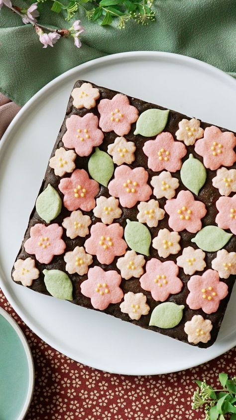 Decorated Brownies, Tastemade Japan, Brownie Packaging, Resep Brownies, Leaf Cookies, Brownie Ingredients, Brownies Recipe, Cute Desserts, Food Cakes