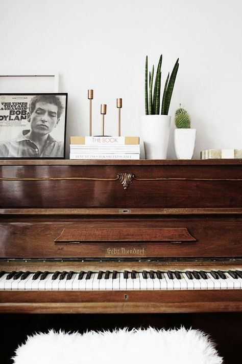 Oh, how I'd love a piano. This one is warm and inviting. Adds character to the home. Piano Styling, Styling 101, Old Piano, Piano Decor, Old Pianos, Piano Bench, Piano Room, 아파트 인테리어, Boho Interior