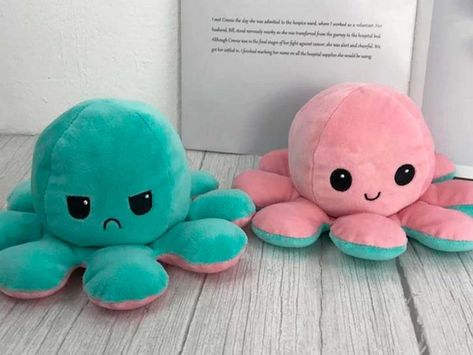 Estos peluches han comenzado a tener popularidad en las redes sociales para mostrar el ánimo de las personas; también son usados para a niños con dificultades para comunicarse Figet Toys, Cool Fidget Toys, Toy For Kids, Pop It, Fidget Toys, Toys For Kids, Soft Toys, Soft Toy, Octopus