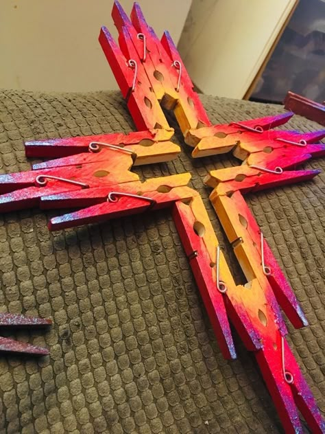 Clothespin Cross, Clothespin Crafts Christmas, Wooden Cross Crafts, Clothespins Diy, Clothespin Diy Crafts, Wooden Clothespin Crafts, Clothespin Art, Clothespin Crafts, Bible School Crafts