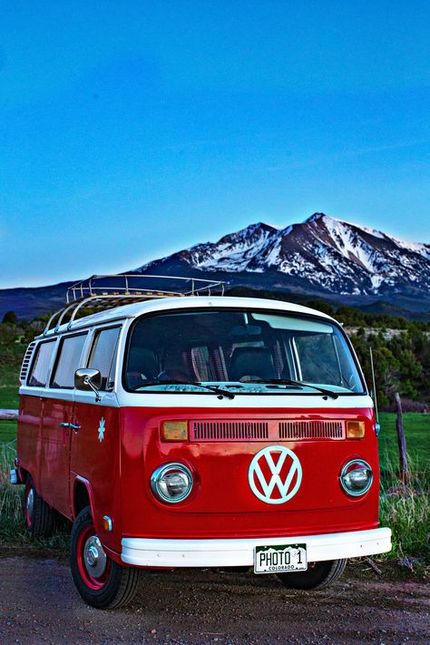 Vw Combi, Volkswagen Bus Wallpaper, Old Volkswagen Van, Canon Camera Photography, Volkswagen Bus Art, Red Volkswagen Van, Vintage Vw Camper, Vw Bus Photo, Vw Samba Bus