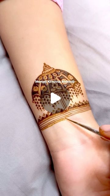 monali / Bridal Heena artist🧿 on Instagram: "Unique 🍀
#mehndi #mehndidesign #unique #surat #viral #explore #surat #trending #reels #trendingreels" 2024 Mehndi Designs, Trending Mehandi Designs 2024, Designer Mehndi Designs Unique, Bridal Mehandi Unique, Trending Mehandi Designs, Bridal Back Hand Mehndi Design, Bridal Mehndi Designs Unique, Trending Mehndi Designs, Unique Mehndi