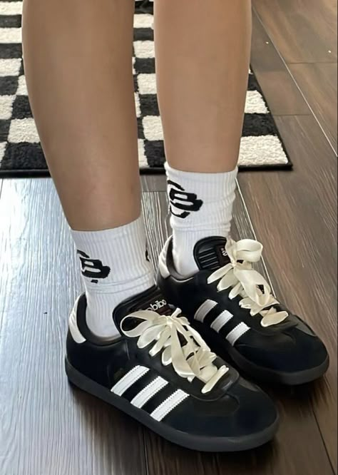 Shoes Trendy 2023, Adidas Girl Aesthetic, Black Tee Aesthetic, Balletcore Sneakers, Black Sambas Adidas Outfit, Trendy Shoes 2023, Adidas Shoes Aesthetic, Sambas Adidas Outfit, Srhythm Nc25