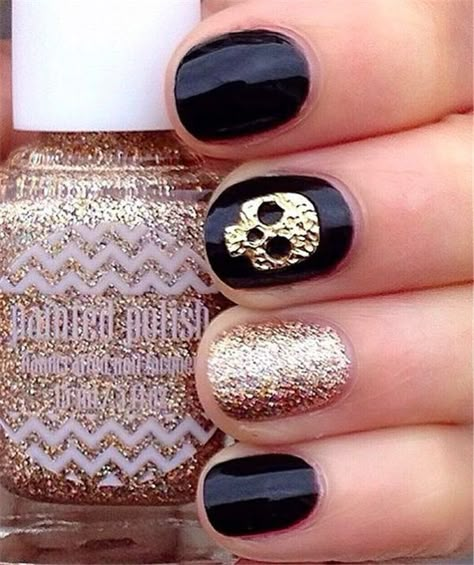 Skull nails Skull Nail Art, Skull Nails, Nagellack Trends, Gold Skull, Halloween Nail Designs, Festival Nails, Pink Halloween, Halloween Nail, Halloween Nail Art