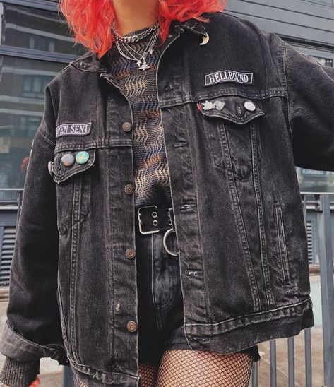 Black Denim Jacket Outfit Grunge, Grunge Rock Fashion, Oversized Jacket Outfit Grunge, Alt Denim Jacket, Black Jean Jacket Aesthetic, Alt Jean Jacket Outfit, Grunge Jacket Aesthetic, Grunge Coat Outfit, Black Jean Jacket Outfits Aesthetic