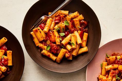 Smoky Confit Tomato and Lemon Pasta Recipe Nyt Recipes, Lemon Pasta Recipes, Tomato Pasta Salad, Avocado Pesto Pasta, Avocado Pesto, Savory Food, Lemon Pasta, Vegan Mac And Cheese, Pasta Sauces