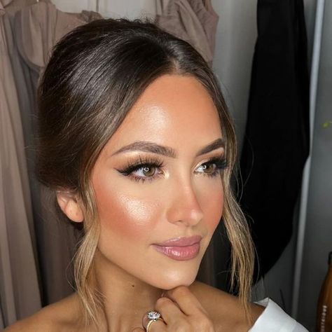 GLAM ON LOCATION on Instagram: "Dreamie bride goals☁️ ft @sarahliuzza" Natural Glowing Wedding Makeup, Champagne Bridal Makeup Look, Champagne Bride Makeup, Summer Bride Makeup Brown Eyes, Tan Wedding Makeup, Bride Makeup Full Glam, Bridal Glam Makeup Green Eyes, Round Face Wedding Makeup, Soft Bridal Glam Makeup